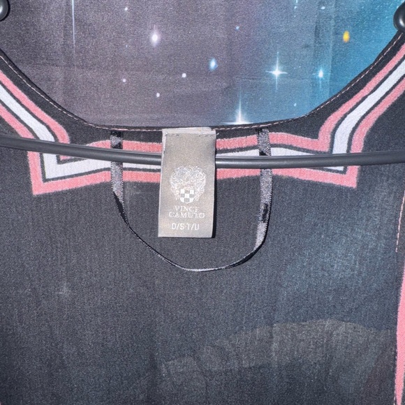 Vince Camuto Black and Pink Geometric Top - Picture 2 of 3